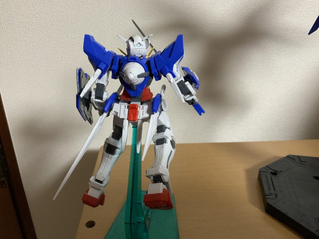 こちらがバックショットとなっております。色足し要素としてはビームダガーマウントパーツの中央が赤くなっていること、それからGNドライブを設定色(というか公式サイト)を漁って色つけしたものです。