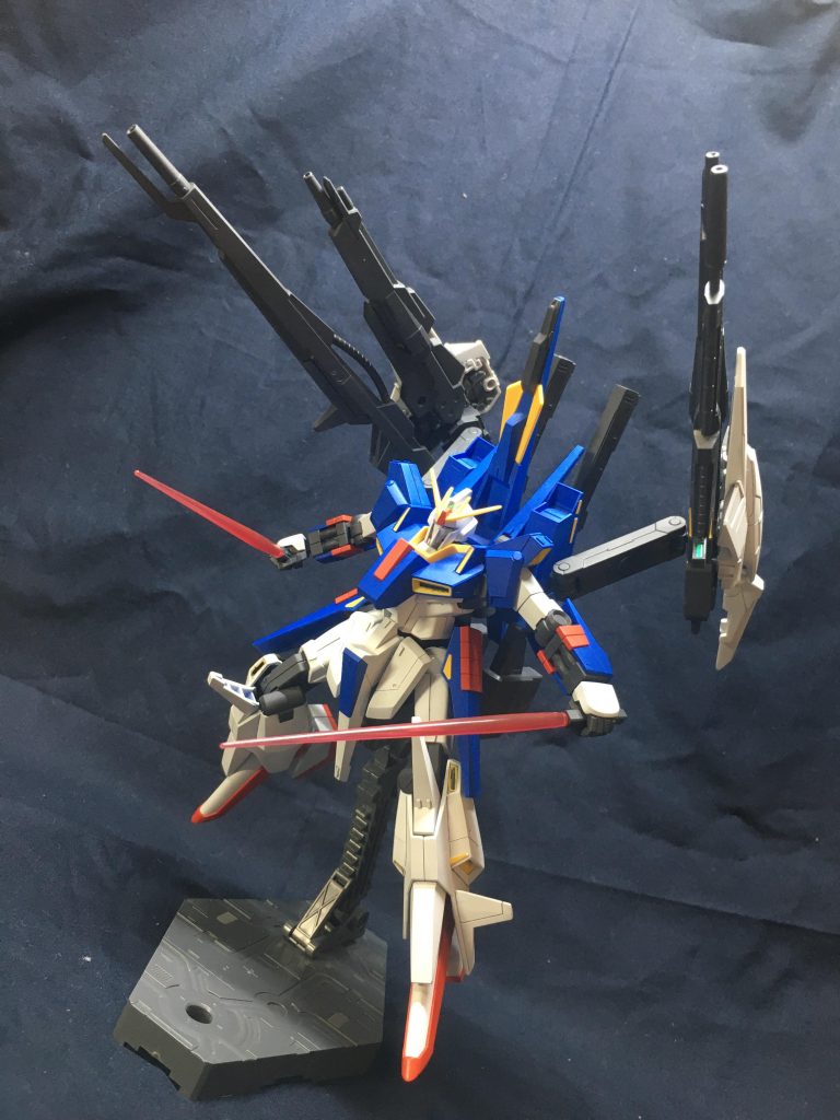 ビームサーベルを装備。ビームライフルをマウントしつつ使用、これができるようにしたかった。