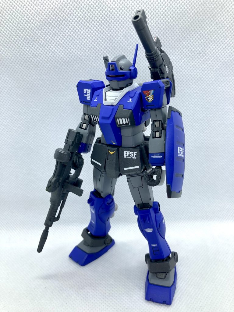 スレッガー機本編で砲撃手をしてた姿を見たのを思い出し、ガンダムで余ったキャノンを装備。ビームライフルはガンダムの初期型の余剰武器を使用。シールドはガンダムエースのオマケ。キャノンを付けていることからシールドは見た目が重くなるかな?と思って小型を付けてます。配色はジムキャノンを参考にして、なんとなく専用機っぽくしてみました。