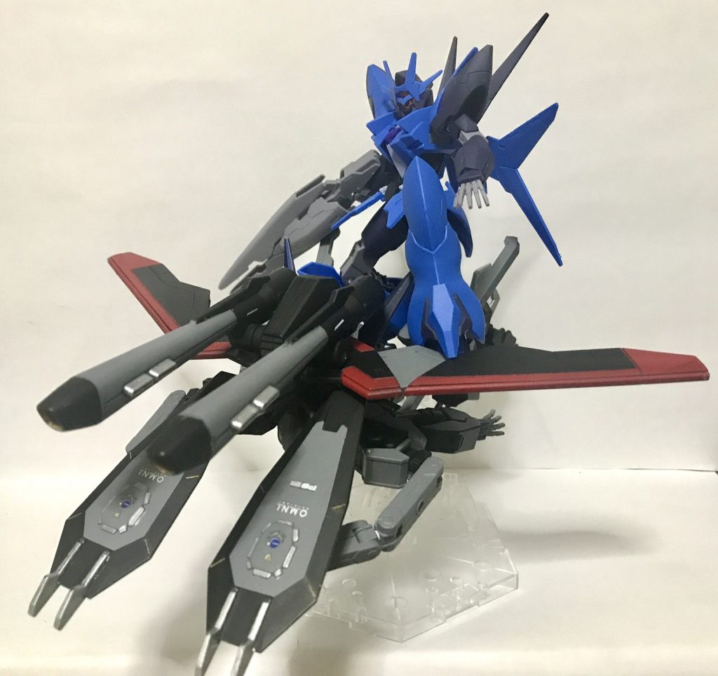 モビルアーマー形態、ドミニオンモード変形したトライアヴェンジャーガンダムのMAモードレイダーガンダムと同様に他のモビルスーツを乗せる事が出来る