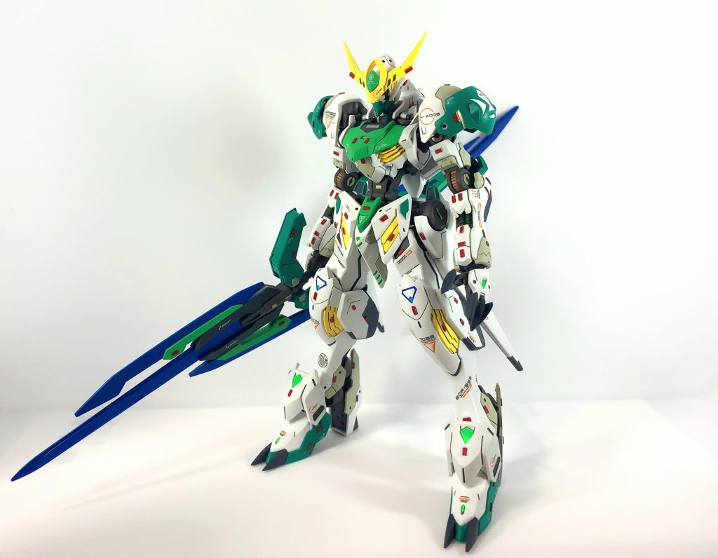 最後に全体。平手はダブルオーの平手を改造。気に入らないモールドは修正。胴体と首は延長加工しています。