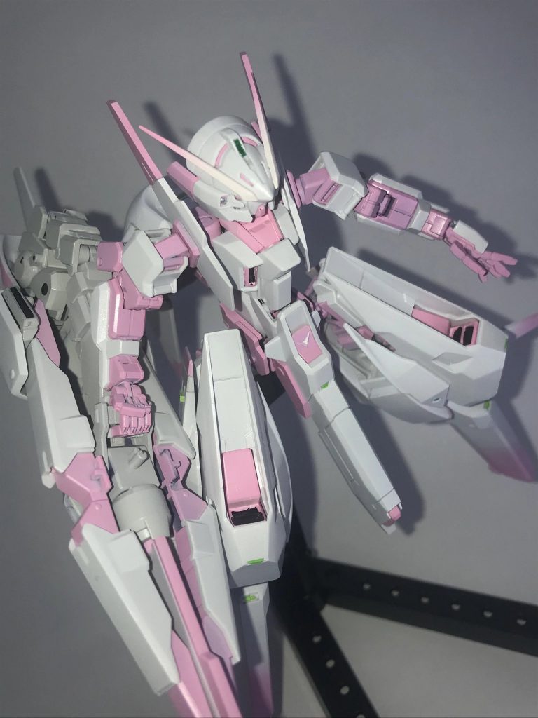 ツインアイやセンサー部分はキット付属のホイルシールを貼った後にガイアカラーのUVジェルクリアでセンサーっぽさを表現しています。筆塗りしたチップの色とも少し違ってバランス良くなったのではないでしょうか。