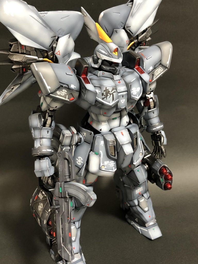 単色のグレーだと味気ないと感じ、グレーも数色用意して塗り分けをしました。またほぼ全てのパーツにハイライトを入れて奥行き、立体感を強調しました✨今回は初めての試みでグリーンとレッドのチップを作成してモールドの溝に配置しました😁暗いグレーベースに明るいチップがアクセントになりました🤗