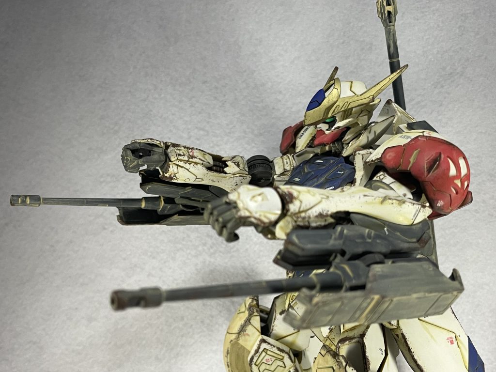 両腕の200mm砲発射のポーズ!