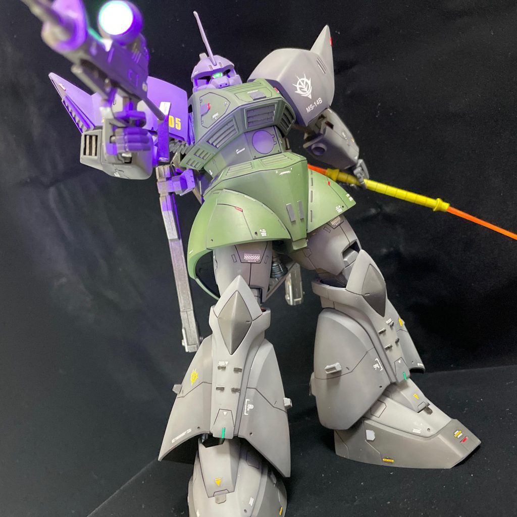 モノアイ&ビームライフルのスコープは蛍光塗料で塗装してあるので、ブラックライトで光りマス！