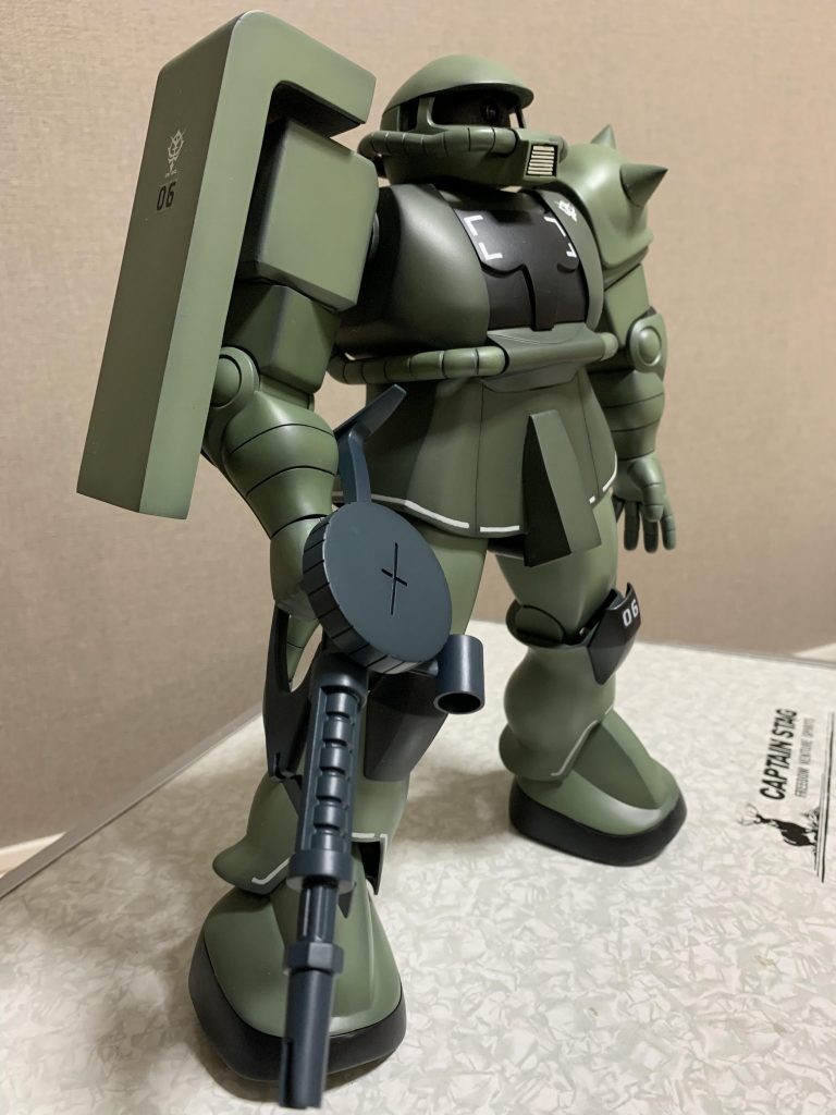 動かないことはないんですが、デカいわりに大事な接続部が弱そうなんで基本巣立ちで飾ってます。旧キットは足をハのじに開いて、ずっしり立ってるだけでカッコいい！