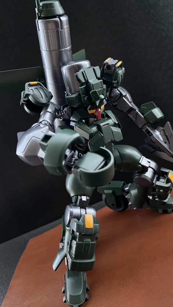 　牽制目的の火器以外、武器らしい武器を持たない本機は、パイロットであるリコがプロレス技のような攻撃を得意とすることから、その四肢自体が一撃必殺の武器であると言えるだろう。