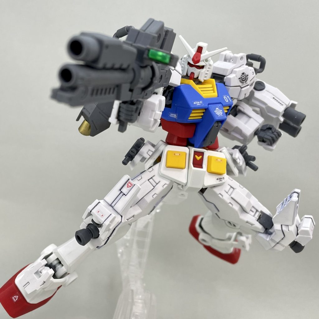 メイン武装は、30MMのラビオットウェポンで作った大型ビームライフル。スコープ部分にはクリアランナー片を埋め込みました。