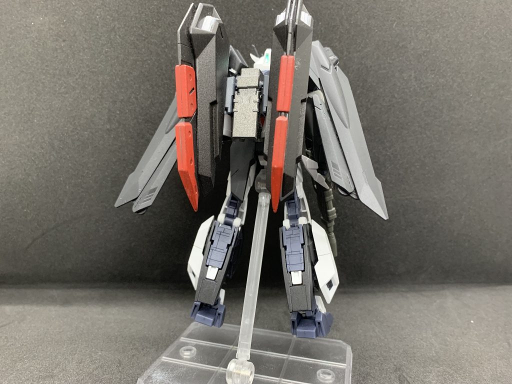 オウムアムアーマーは接近戦用に調整されたアーマーです。スラスターとバインダー型プロペラントタンク、そして粒子ジャマーを起こすためのウィングアンテナを増設しています。アーマーは装甲で発電させるために太陽光を集めやすい黒色にされています。『オウムアムアって惑星じゃなくね？というか太陽系の星ですらなくね？』っと気付いた方はご容赦ください。