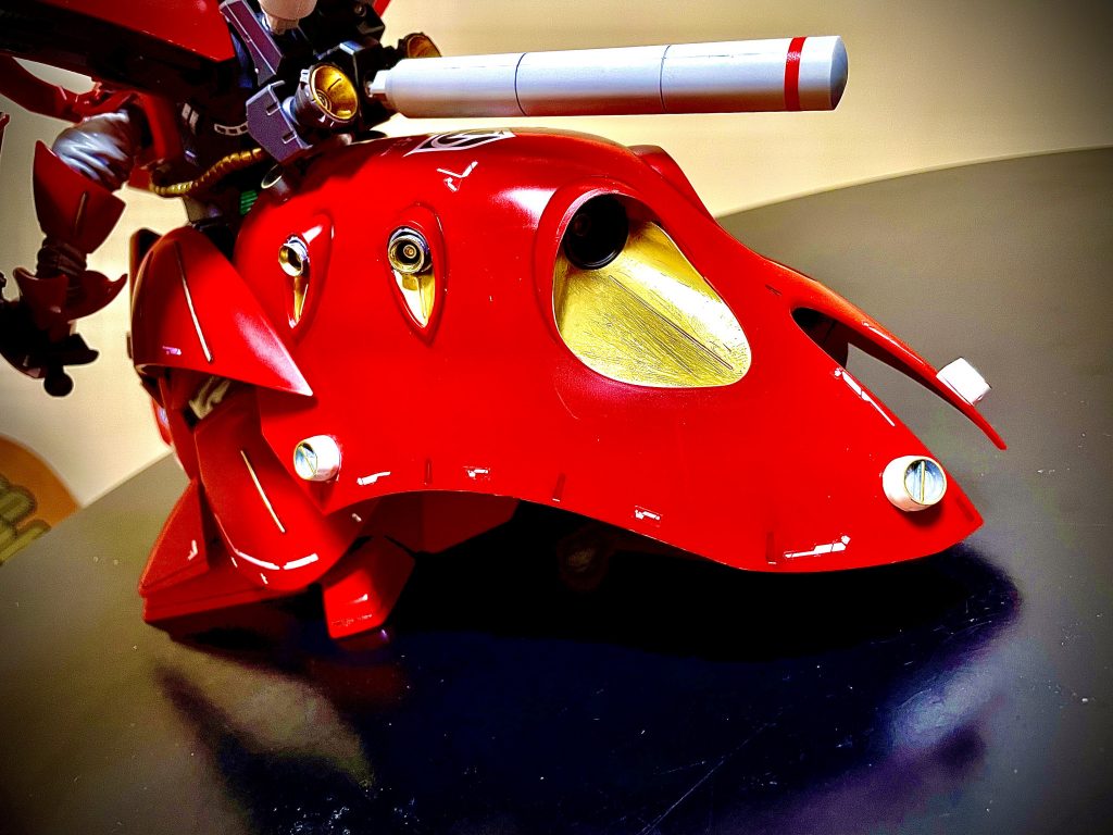 後部スカートはつるんとしてたので寂しくならないように、バインダーの様なボコボコした異形な雰囲気を出すため、我が家に眠っていたMGガンダムのパーツをつけてみました。見えにくいですが、バックパック下にも二つつけてます笑バーニアに一回り小さいバーニアをはめ込んで、よりリアル感が出れば、と考えてたんですが、思ったより良いんじゃないかと自画自賛笑