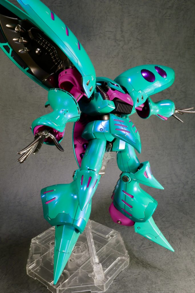 光沢、艶消し、金属色等質感を変えた塗り分けで単調にならないように演出