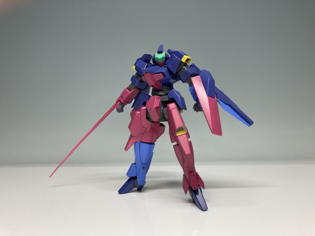 プロローグで2機のパーツを組み合わせたカルナ機の姿