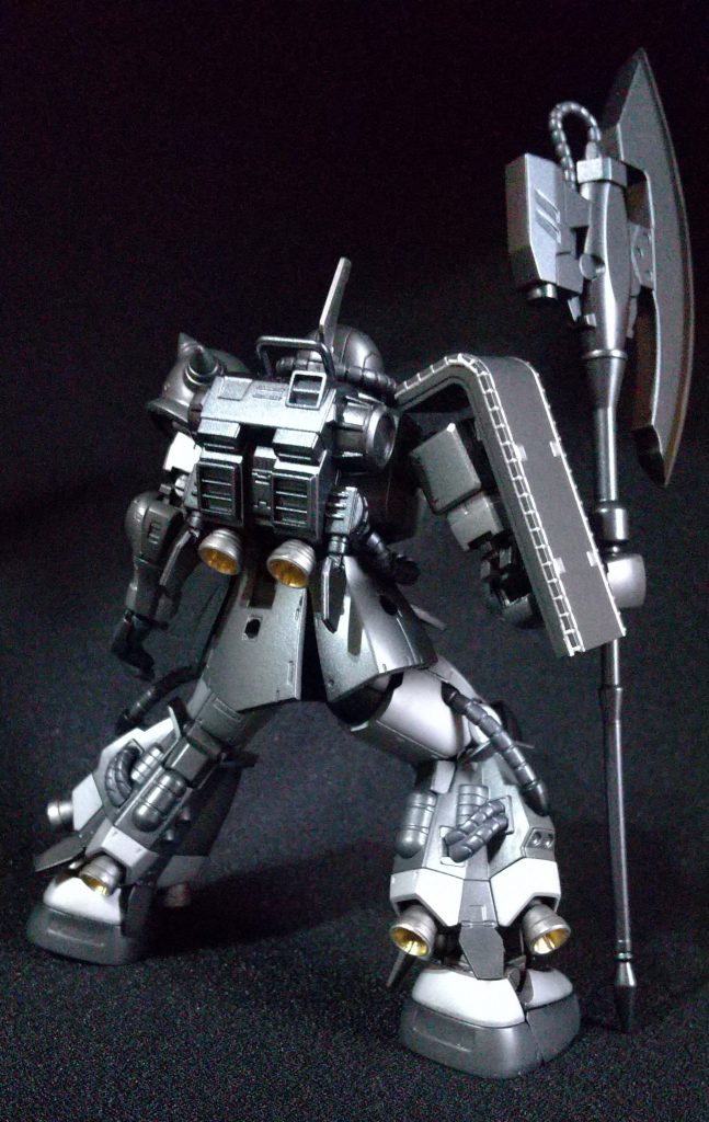 甲冑っぽく、ということで自分としては珍しく全身メタリックカラーで塗装。スミ入れなし、デカールなし。ジオンマークくらい付けようかとも思ったが、そこは敢えて。