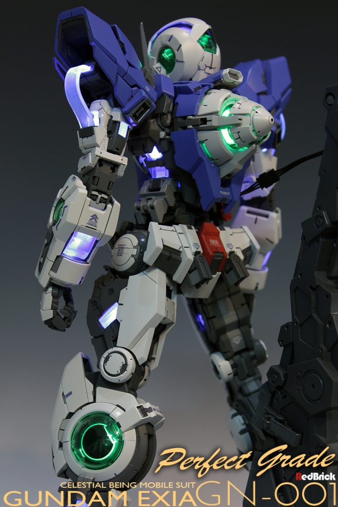 この写真は設定カラーバージョンです。２台作りました。2台ともにスジボリ作業やLEDがもっと少し目立つように加工しています。（上腕部など）でも大体キットの良いとこを生かすことに集中しました。ご覧いただき、ありがとうございました。