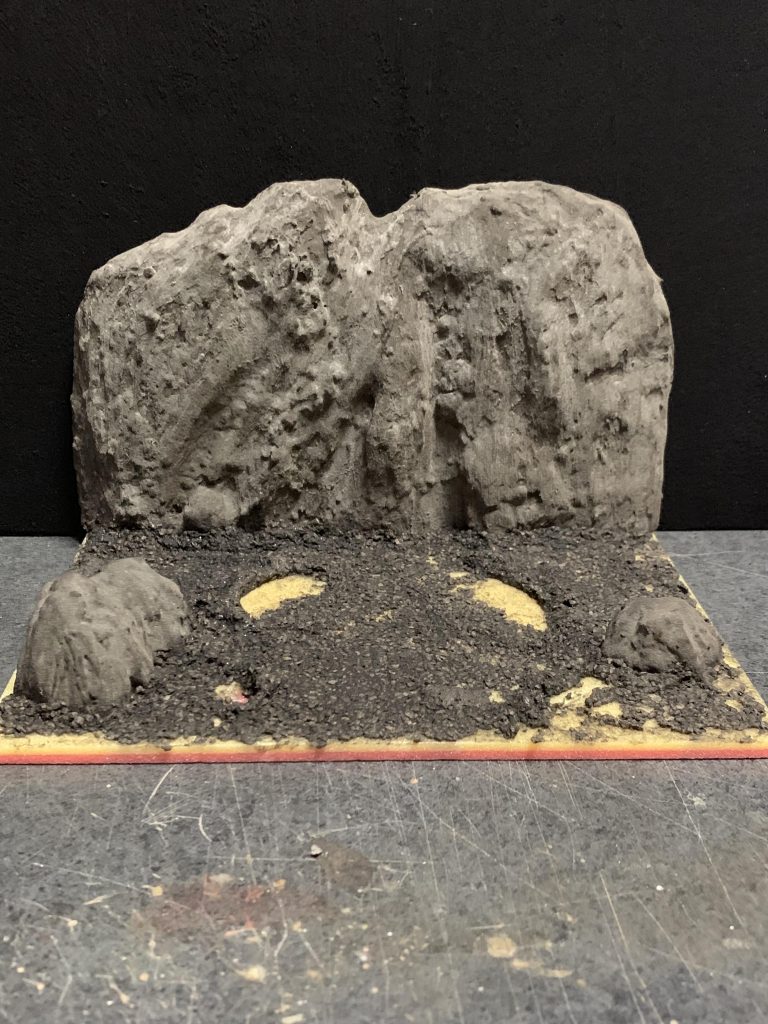 台座途中段階です。この後もう二層くらい粘土を盛って、気持ちシャドウを吹いたのが完成品です。