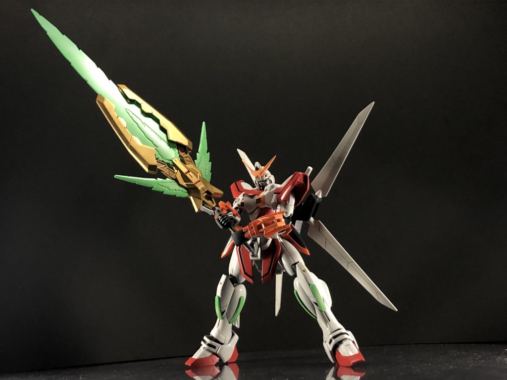 バックパックの一部はビームの大剣になります。その名も天上天下エクスペリエンスソード！機体のコンセプトとしては、シャイニングガンダムの要素を取り入れたゴッドガンダムなので、シャイニングフィンガーソード、そしてガンダムではないですが仮面ライダー剣のキングラウザーを意識した色合いにしました。とにかく自分の好きなもの、色を混ぜようと思って作りました。    