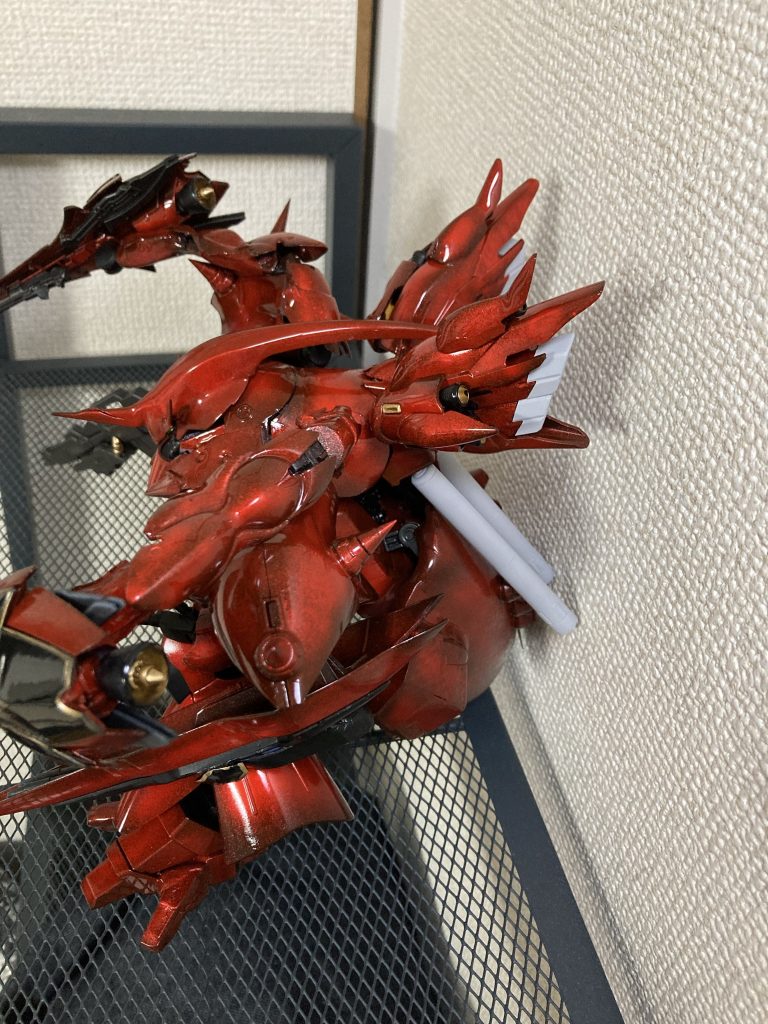 シナンジュのバックパックが少し小さかったので、シナンジュの腰のスラスターやらで少し大きくしてます