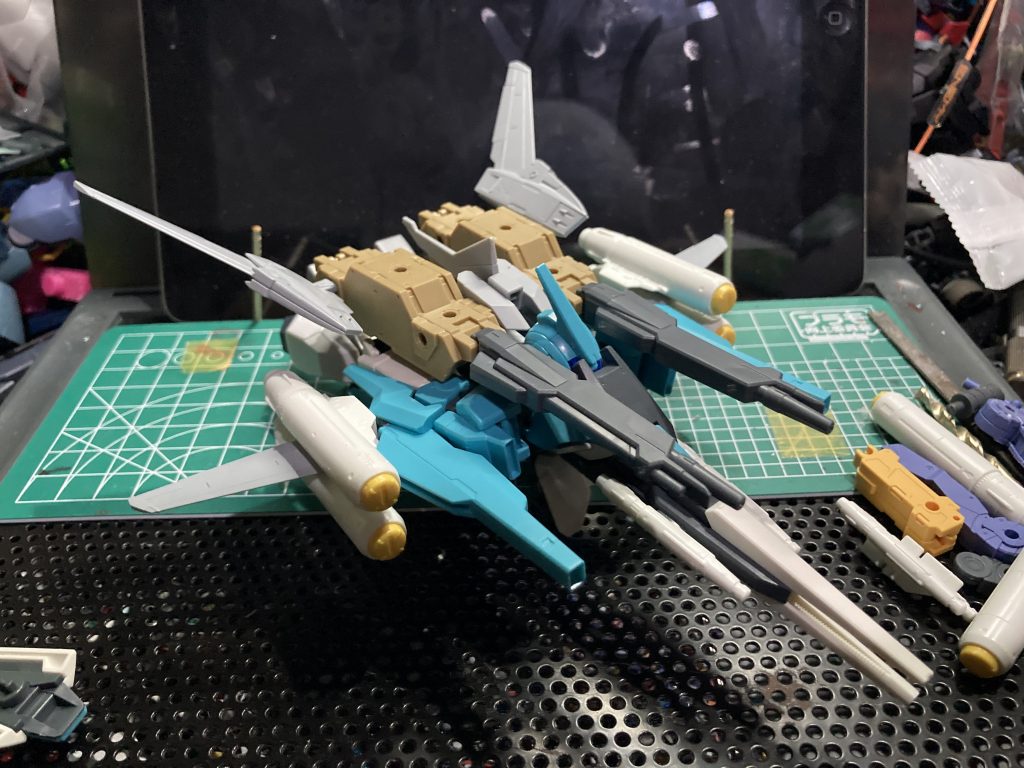 また迷走時にできあがった四枚羽仕様ストライクパック風にキャノン砲をつけるもこれじゃないなと思いボツに羽の方も多すぎるのとまとまりが悪かったので無しになり今の形に