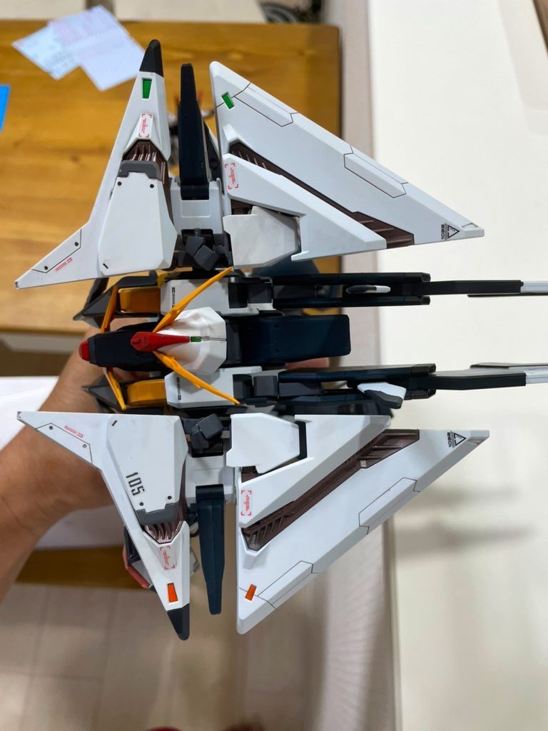 トライしたこと④オリジナルの解釈を入れる。フライトモードがあるんだから、まあ飛行機だろうということで、蛍光塗料を利用した警告灯チックな表現をやってみました。