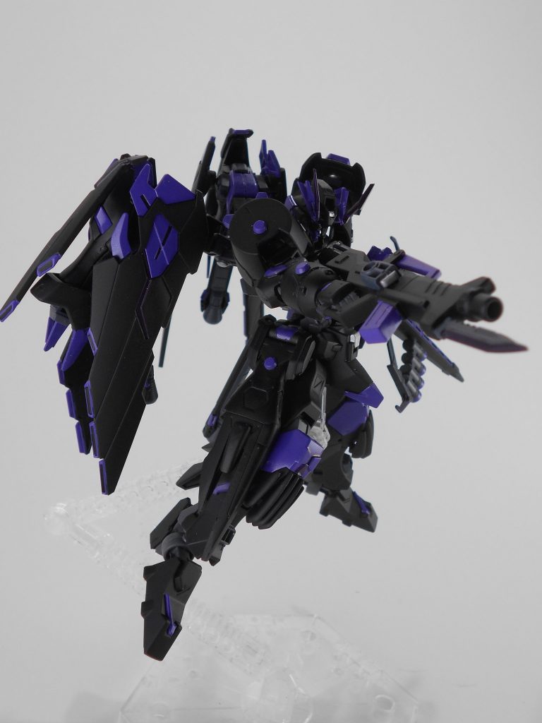 グレネードナイフ・「トズフ」。アスタロトのサブマシンガンの口径を大型化する事でグレネードに変更、下部にナイフを追加しました。「トズフ」はドイツ語で「中毒」のアナグラムです。