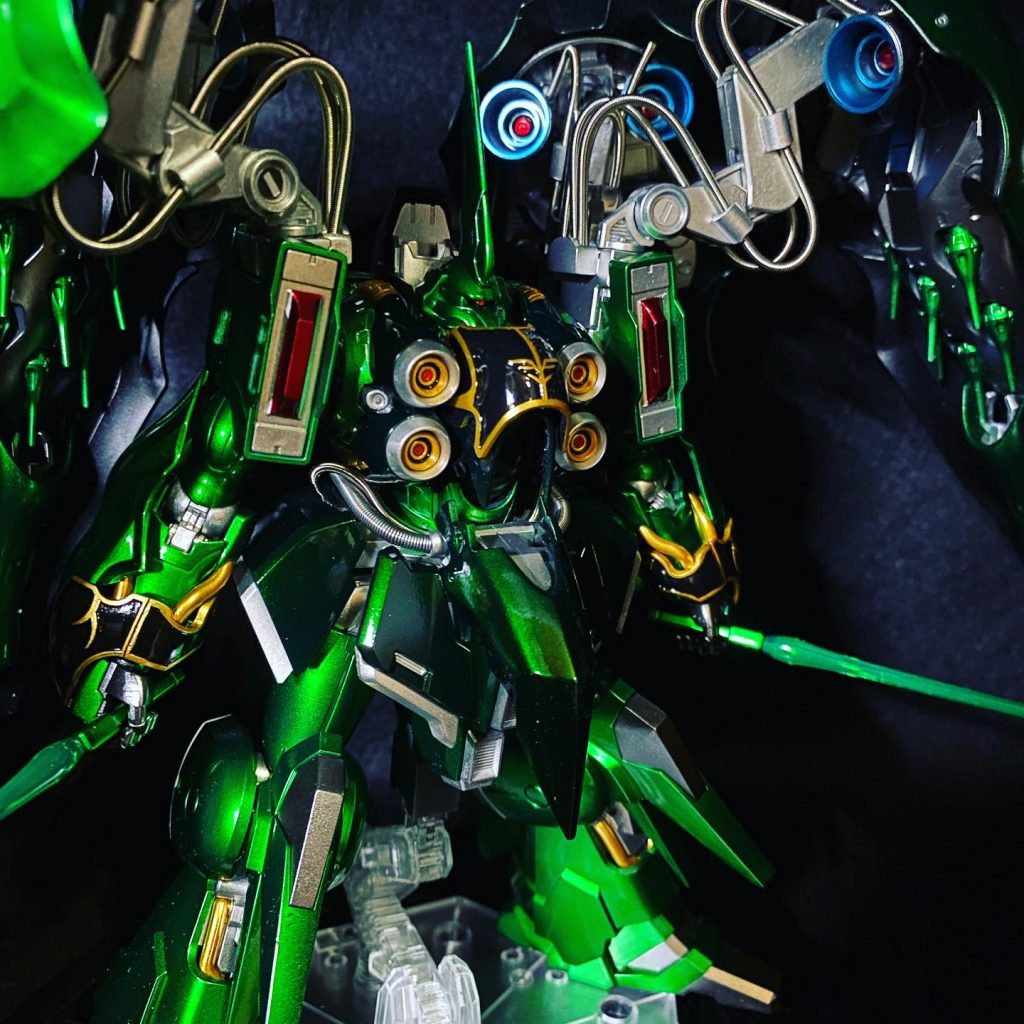 パイピングで重量感出し。