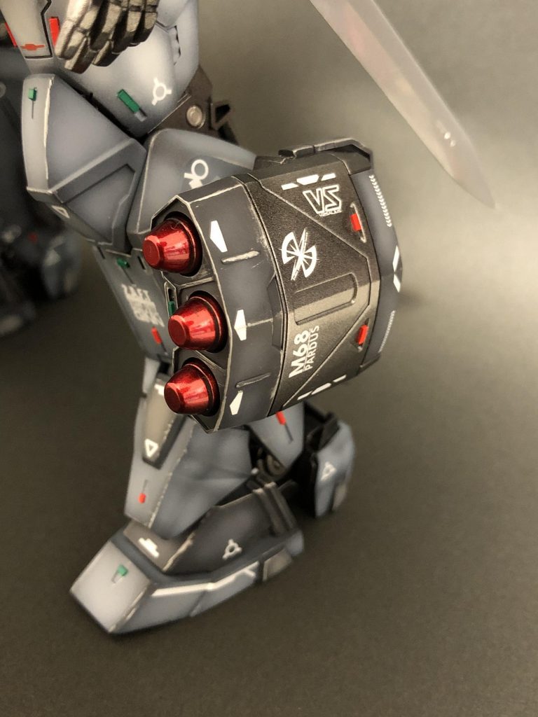 弾頭は成形色ではオレンジなのですが、イメージと合わずキャンディー塗装のレッドに変更しました。赤のパーツは全部キャンディー塗装にしました✨テカテカのりんご飴の様に仕上がるとテンションも上がります🤗量産機のジンですが、量産機感を払拭した堅剛なジンを感じて貰えたら嬉しいです✨