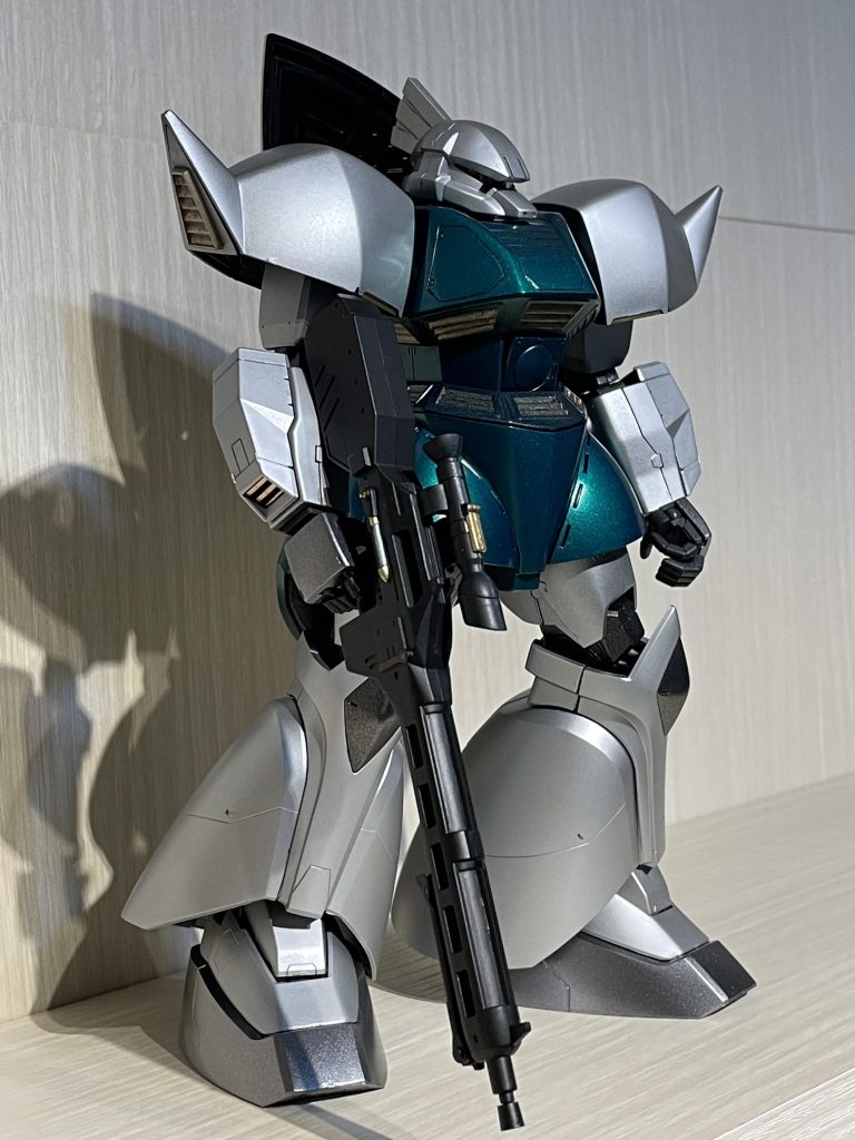 カッコイイじゃないですか！　バーニアやダクトなど、ゴールド多用めんどくさいの嫌いですが、頑張ってちまちまとマスキングして、スプレーしました♪