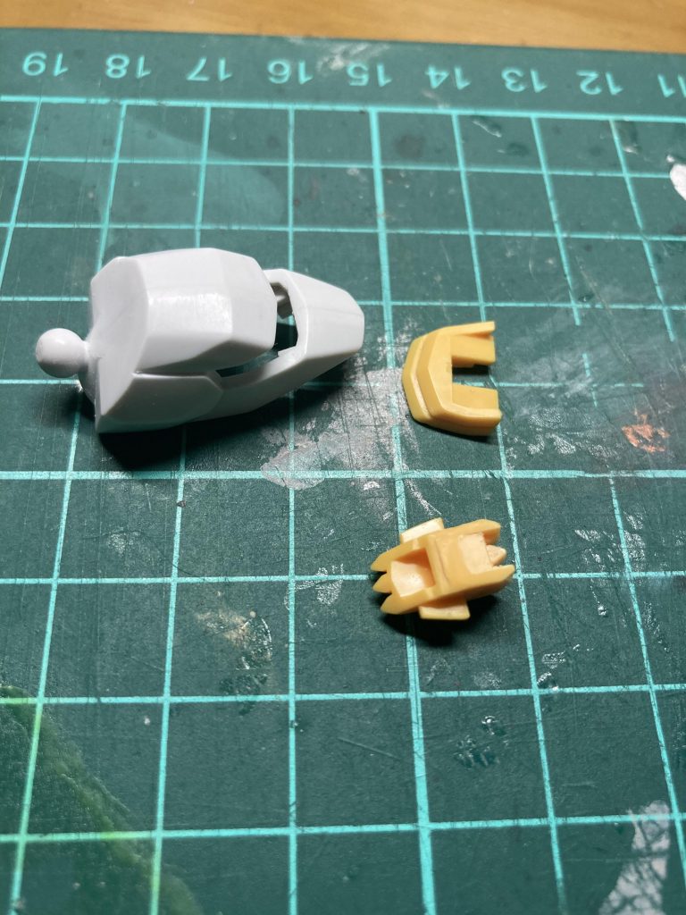 合わせ目消しを行う際にイエローのパーツが結構厄介でした。なので肩はこのようにイエローパーツを切り分けて後ハメしてます。