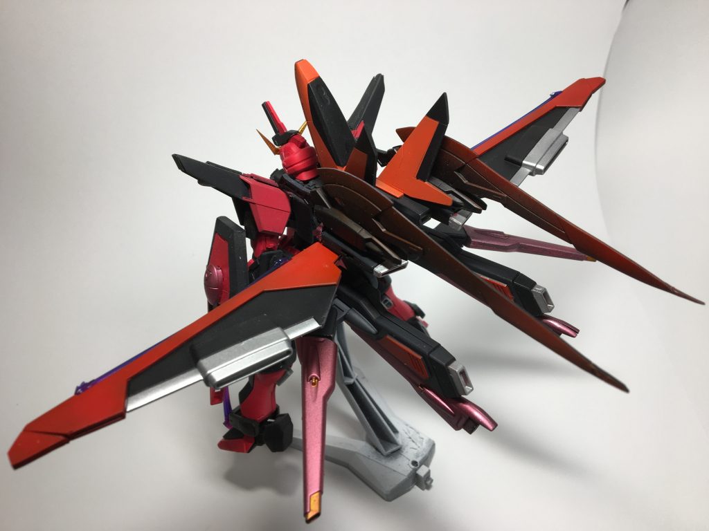 バックパックを上から映したものです。カラーリングは本体色と合うようにオレンジ系を使い黒で引き締まるようにしています。ベースはオオワシユニットですがウイング部分はファトゥムのパーツに変えジャスティスとの親和性を高めています。ドラグーンの色は前作ジャスティスカイザーのドラグーンと同じメタリックピンクにしています。ジャスティスカイザーをまだご覧になっていない方は是非見ていってください(宣伝)