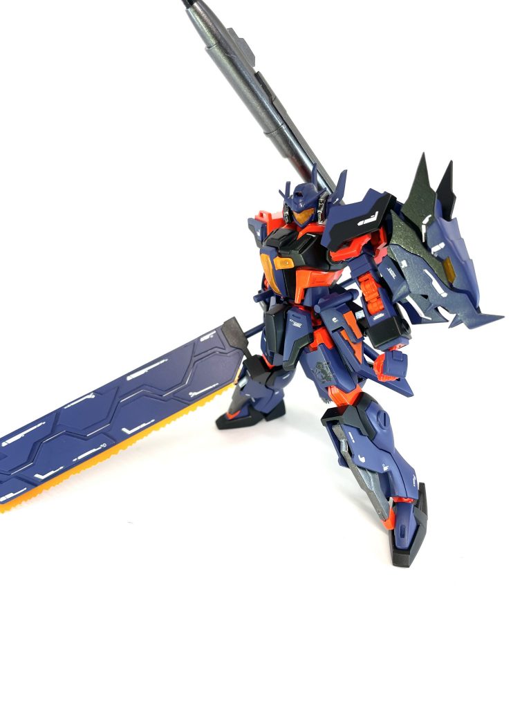 カラーリングは、ダークブルーの部分は調色し、関節などは蛍光レッド、クリアパーツは蛍光クリアオレンジ、武器などにスターブライトアイアン、黒いところは普通の黒を使用しています。