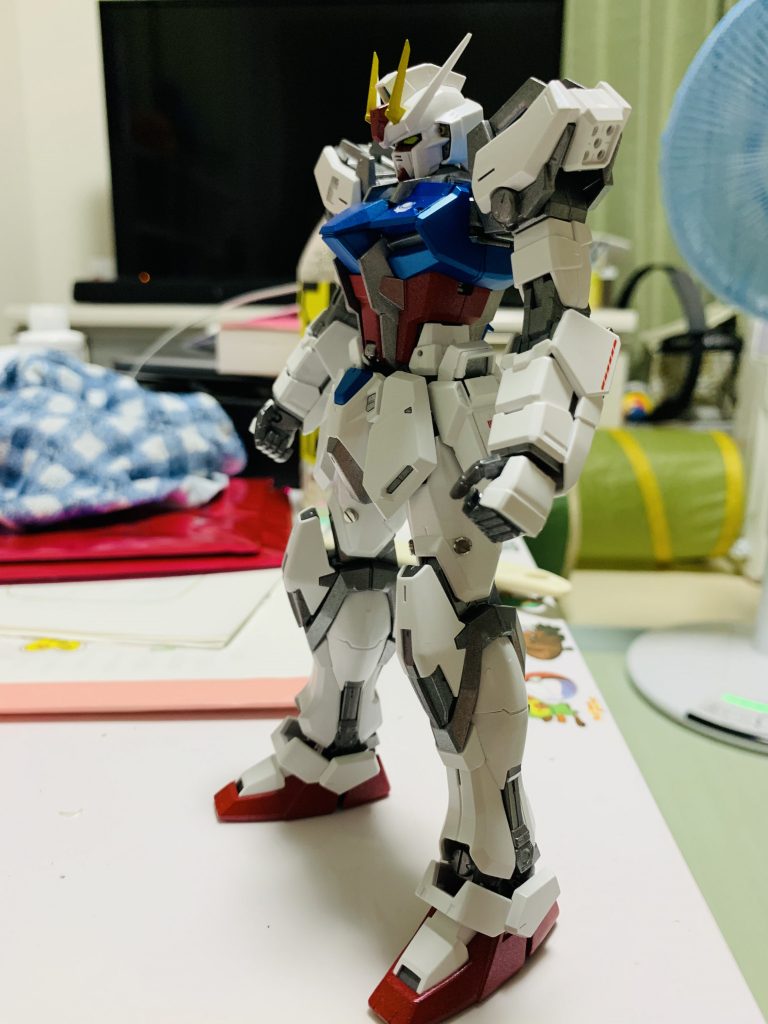 ストライクですこやつは何も考えず、フェイズシフト装甲なのでオールメタリックで塗装しました。ただ塗装するだけではアクセントと情報量が少なかったので、デカールと太ももにメタルパーツを組み込みディテールアップをしております。また見えない裏側等ですが、ガンダムマーカーゴールドで塗装をして情報量を増やしてます。