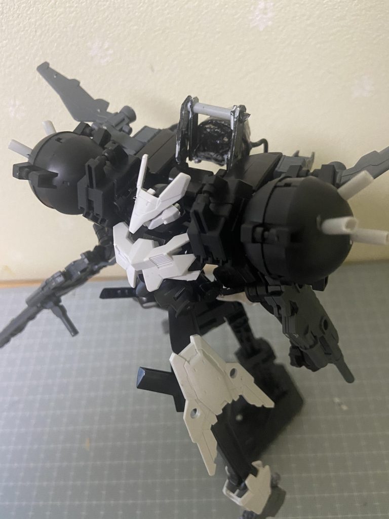 そしてこの機体最大の特徴が両肩のこのパーツ、これはドライのステルスフィールドを参考に製作されたもので、パイプのような部分から大量の粒子を放出し、撹乱を行うもの、、、と言うのが表向きの理由実際は万が一正体が露見した際に目撃者を疑似粒子の毒性で、と言う恐ろしい兵装ちなみにこのことはパイロットには伝えられていない。