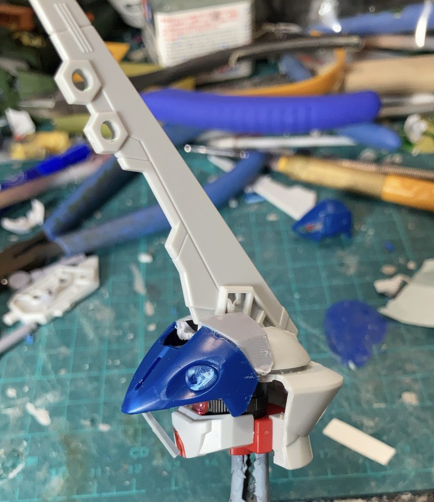 頭はシクスードを芯にして、デュエルガンダムの額をつけました。