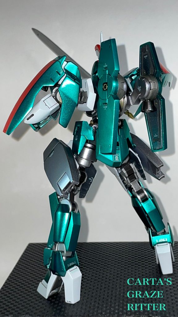 本体の塗装は緑の装甲はフィニッシングサーフェイサーブラック↓ウィノーブラック↓スターブライトシルバー(g)↓クリヤーブルー+クリヤーグリーン+EXクリヤー(g)(1.1.2くらい)↓デカール↓EXクリヤー(g)最後にエナメルのフラットブラック+ジャーマングレーで広い箇所を墨入れ。細いスジボリは墨入れ無し。赤いとこはマスキングした後にフィニッシングサーフェイサーピンク↓エヴァレッド(g)↓スーパースムースクリヤー白い部品はフィニッシングサーフェイサー↓ミクホワイト(g)↓ターコイズグリーン↓フラットブラック+カーキ+ジャーマングレーのエナメルで墨入れ↓スーパースムースクリヤーです〜試しにパール塗装のコートをつや消しにしたら案の定、写真だとまるっきりわからなくなってしまいました(⌒-⌒; )その他もちょこちょこと4アーティストマーカーのゴールドやエナメルのメタリックブルーを差し色にしてます。