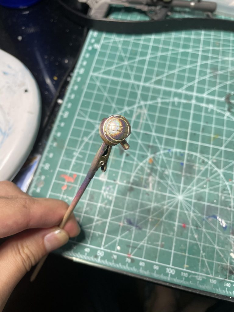 関節等は、Exゴールドの上からプラズマメタリックホログラムを吹き付け。角度によって色味が変わります。