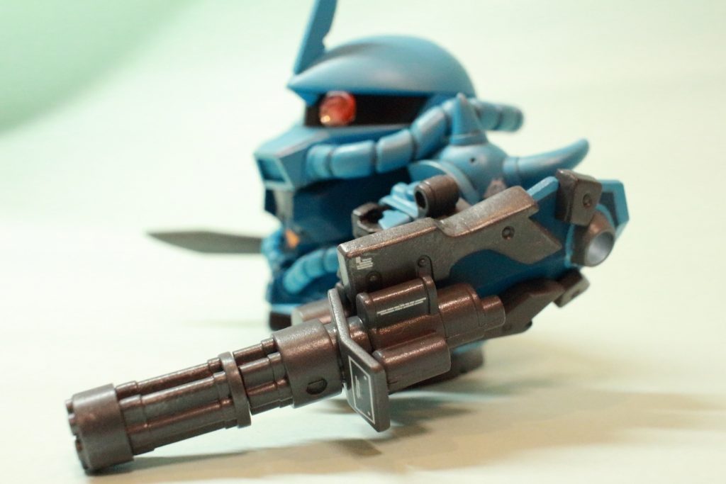 キットにガトリングシールドが無いので旧キットのものを改造。SDサイズに縮めるのが1番苦労しました。