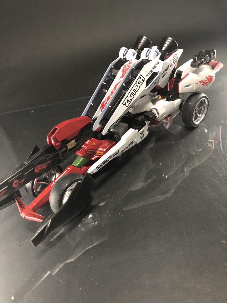 そしてメインの変形後はこんな感じです！足のタイヤが肩に行ったりしてますがそれを除くとなんと差し替えパーツ1つでこれに変形します……！こちらをメインに制作してたので違和感はほぼないと思います。