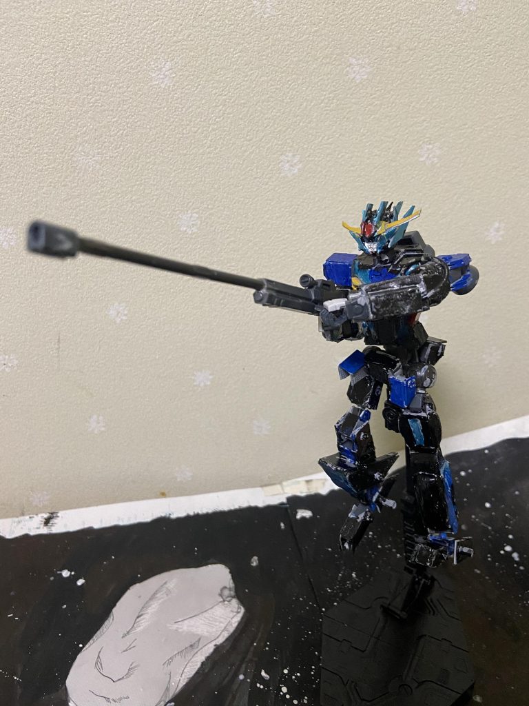 長距離ロングライフル、プロトタイプという事で武装は最低限のものしか、持っておらずロングライフルを使った遠距離からの狙撃を主体とする。