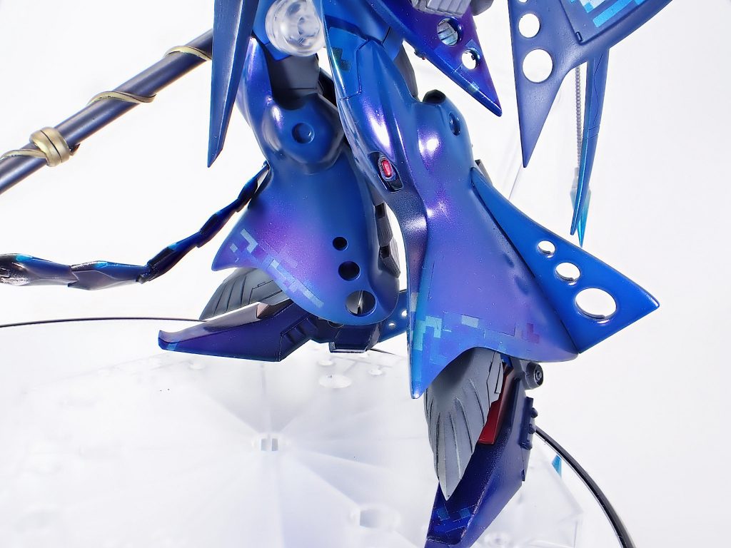 足のフレア部分はフェイクνの部品を採用しつつ、パテで形状出しをしています。