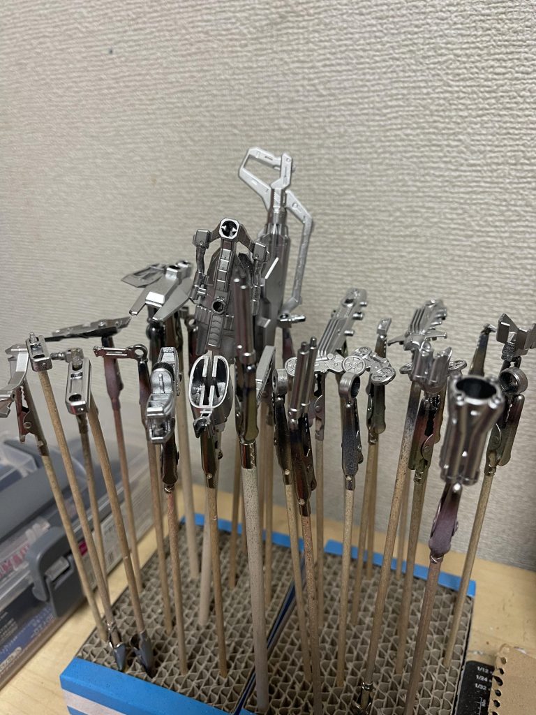 仮組みをしたパーツをバラして、ガンダムマーカーで各パーツの塗装をしました。