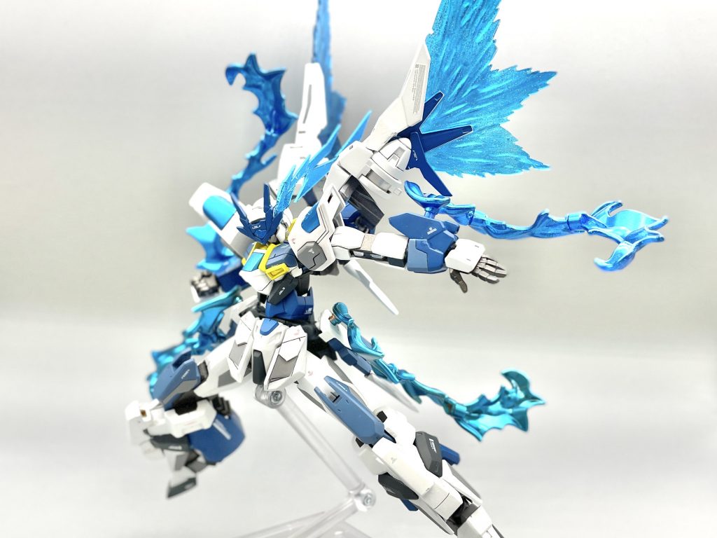 特殊モードみたいなやつです炎はトラバのエフェクトを青く塗って、腰とかに3ミリ穴を開け刺してます