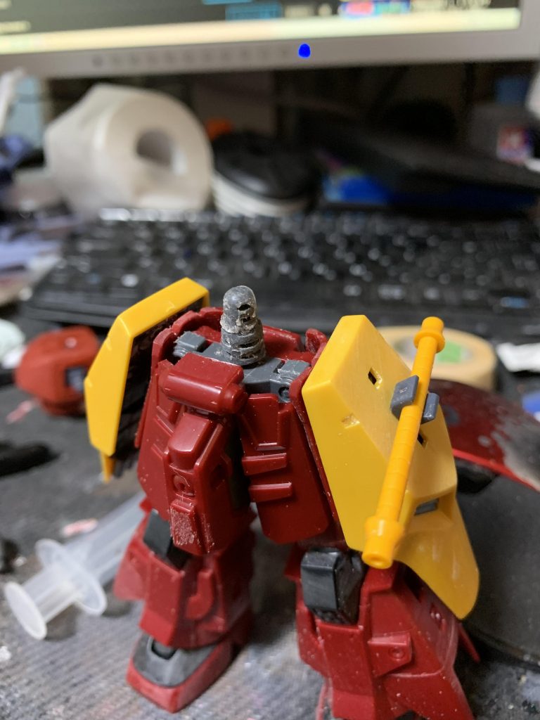 最初、簡単にゲルググとサイコザクでくっつければ大丈夫かな?と思ってたらサイコザク側が独特なジョイントをしていたので、切り落として3mmプラ棒を刺して固定、ゲルググもよくあるポリキャップにかえ、最近のガンダム系とかでよく見る接続にしています。