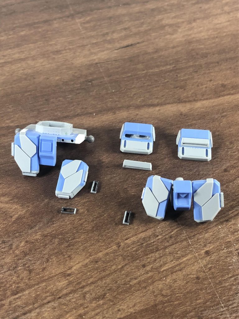 全身の細かいモールドは削り取り、プラ板等で用意したパーツを取り付けるようにしました。劇中CGがすごく作り込んであるので、再現がとても楽しかったです。大型化や表面の模様の作り直しもあいまって、スカートアーマーはほとんど新設したようなイメージです。