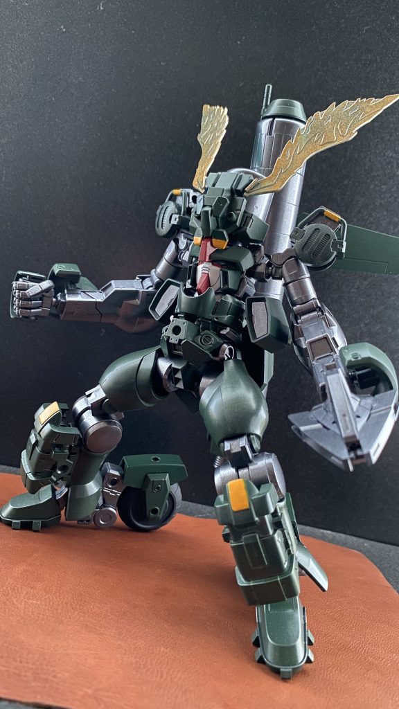 　この機体は、「ガンダム」である。所謂、リミッター解除状態と言う所だろうか。この状態では倍近くに跳ね上がった出力の為、頭部？にある排熱口より、余剰となった粒子←⁉︎が放出され、まるで翼のような形状を形作る。