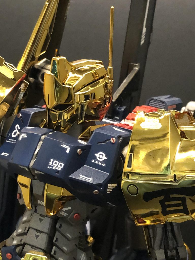 カメラアイは黒にして、アンテナもライズカインの二本から百式の一本に変更しました。