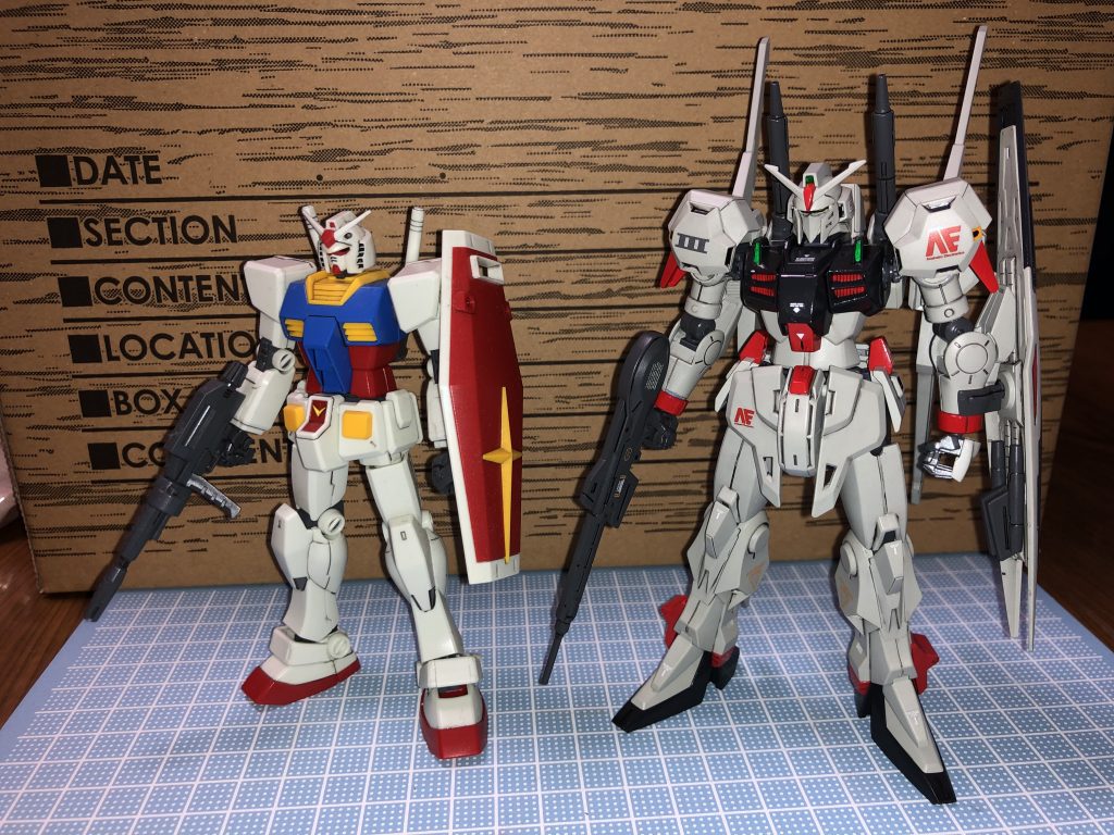 過去作品のガンダム(リバイブ版)と並べてみました。大きさの違いがよく分かります。
