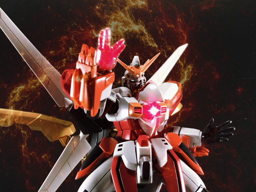 ここからは説明書とかに書いてありそうなショートストーリーを載っけたいと思います。全五章でGガン系の機体に掲載致します！少しでも世界観が伝われば何よりです！ 第一章　さすらいの旅人突如人類を攻撃し始めた謎の一つ目のMS軍団、各国は連合軍となり日々戦いを繰り広げていた。ある日、小さな町に一つ目のMS数機が侵攻していた。連合軍のMSが撃破され誰もが終わりだと思った時、どこからか「ガンダム！」と高らかな叫び声が響き渡り、上空から白い機体が町を背にして立つ。飛行するコアランダーは白い機体の背中へとドッキングされ、機動音とツインアイが光りMS数機に向かっていった。突如現れた白い機体により町は助けられ、街の住人達が白い機体のパイロットと話をしていた。白い機体の名はエクスペリエンスガンダム。かつてはニホンのある道場の師範の愛機として使われていたが、今は弟子の青年が搭乗している。青年の目的、それは一つ目の壊滅、そして敵に寝返った親友と行方不明の兄を探すことだった。街の長から一つ目の目撃情報を聞き、青年は一人連合軍基地へと向かうのだった…第二章へ続く。