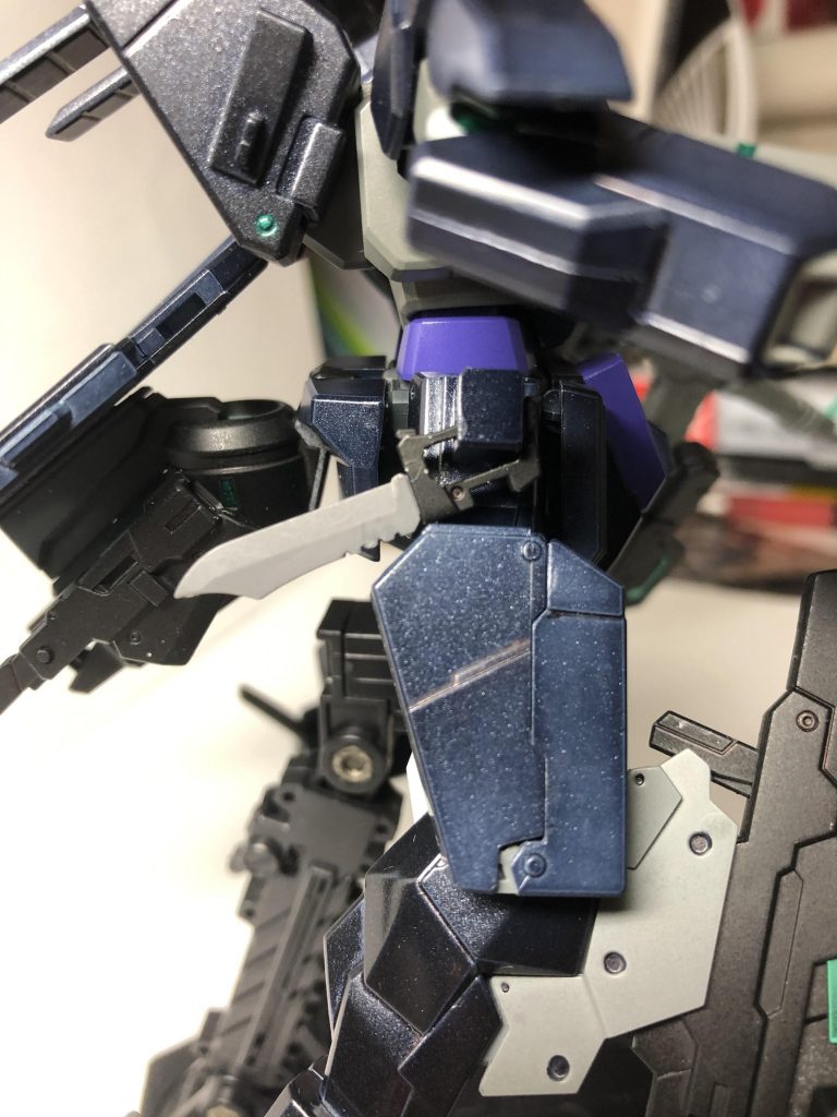 ナイフは左右腰部サイドアーマーに各1本、ナイフはRGクロスボーンガンダムX1のものを使っていて、ラッグはイフリート改のサーベルラッグを加工して使用しています。