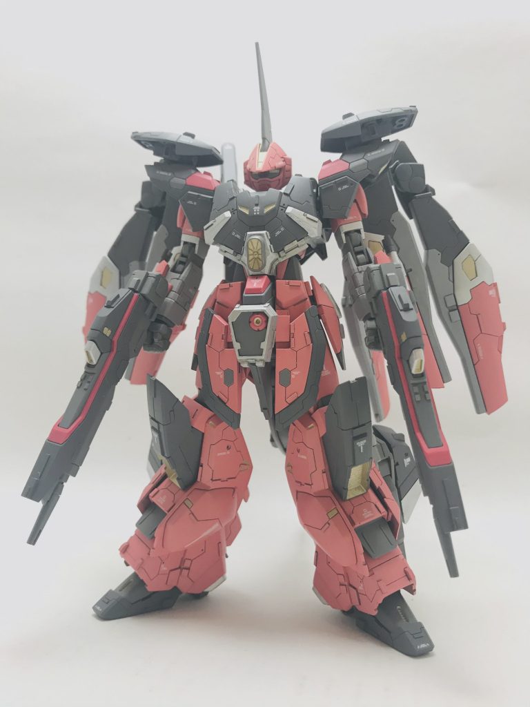 そして、マントを後ろに回して戦闘モードな感じに。2機の中間的な細マッチョ体型を目指してプロポーションを整えました。ディテールやデカールはやりすぎない程度に調整したつもりです。