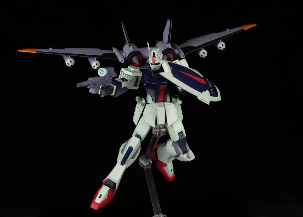 ジェットストライカーは羽の付け根で左右とも5mm延長してます。余談ですが、カメラアイのディテールが入った部品を無くしたので、エポパテでスクラッチしました。